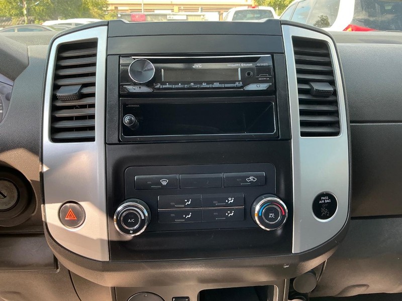 Nissan Frontier Vehicle Full-screen Gallery Image 12