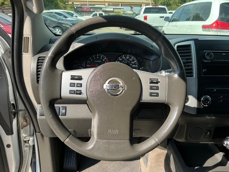 Nissan Frontier Vehicle Full-screen Gallery Image 13