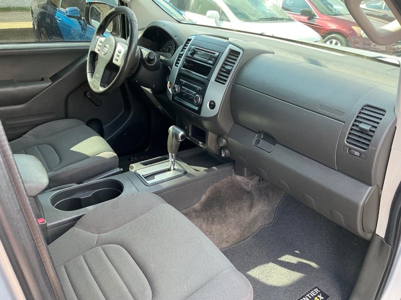 Nissan Frontier Vehicle Full-screen Gallery Image 14