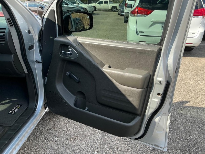 Nissan Frontier Vehicle Full-screen Gallery Image 16