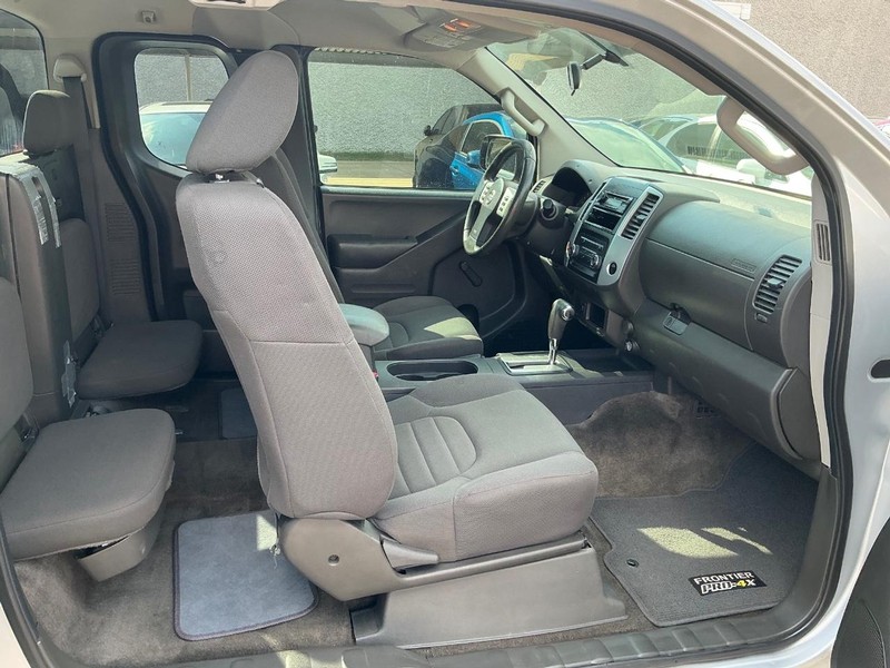 Nissan Frontier Vehicle Full-screen Gallery Image 18