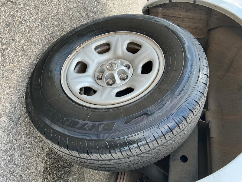 Nissan Frontier Vehicle Full-screen Gallery Image 21