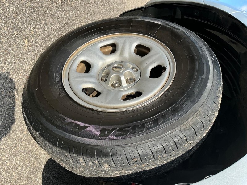 Nissan Frontier Vehicle Full-screen Gallery Image 23