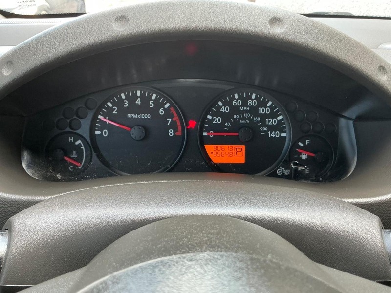 Nissan Frontier Vehicle Full-screen Gallery Image 25