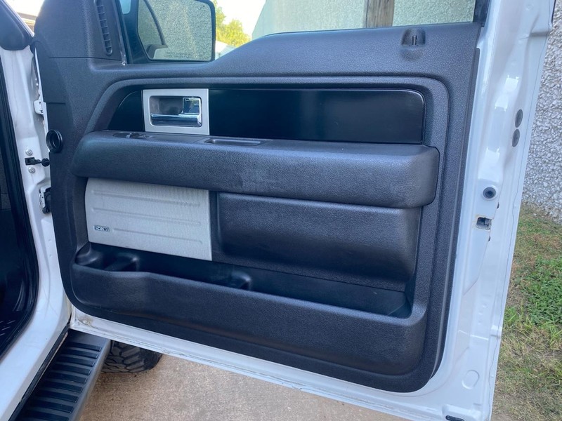 Ford F-150 Vehicle Full-screen Gallery Image 16