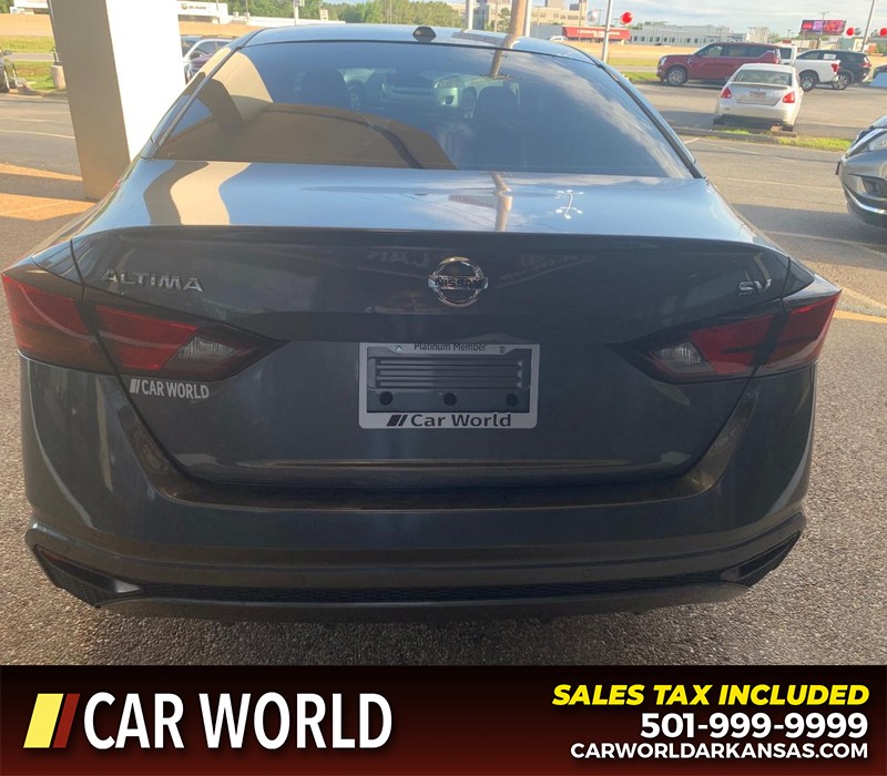 Nissan Altima Vehicle Full-screen Gallery Image 5