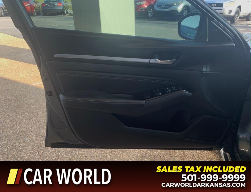 Nissan Altima Vehicle Full-screen Gallery Image 6
