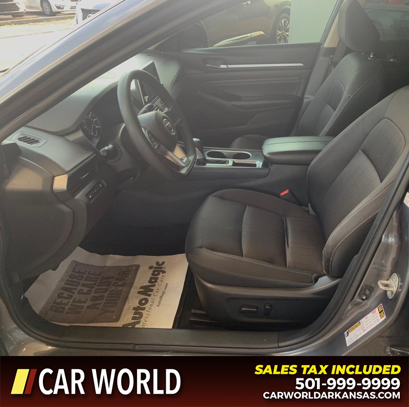 Nissan Altima Vehicle Full-screen Gallery Image 7