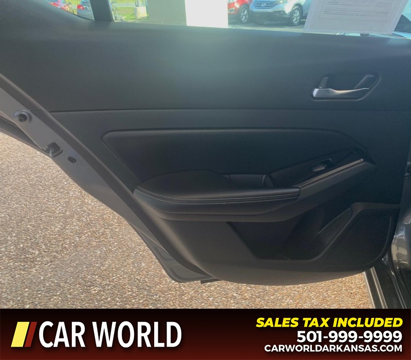 Nissan Altima Vehicle Full-screen Gallery Image 8