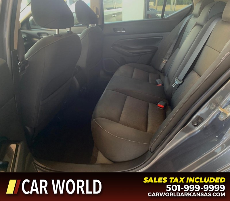 Nissan Altima Vehicle Full-screen Gallery Image 9
