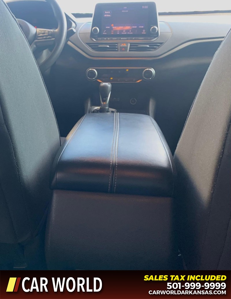 Nissan Altima Vehicle Full-screen Gallery Image 10