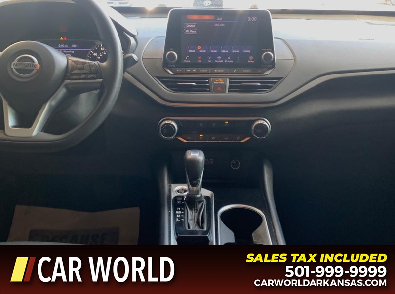 Nissan Altima Vehicle Full-screen Gallery Image 11