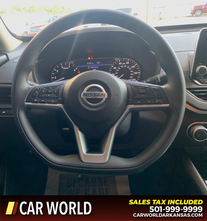 Nissan Altima Vehicle Full-screen Gallery Image 13