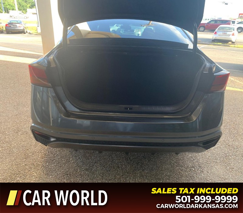 Nissan Altima Vehicle Full-screen Gallery Image 16