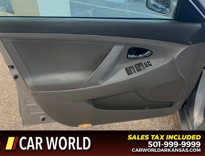 Toyota Camry Vehicle Full-screen Gallery Image 6