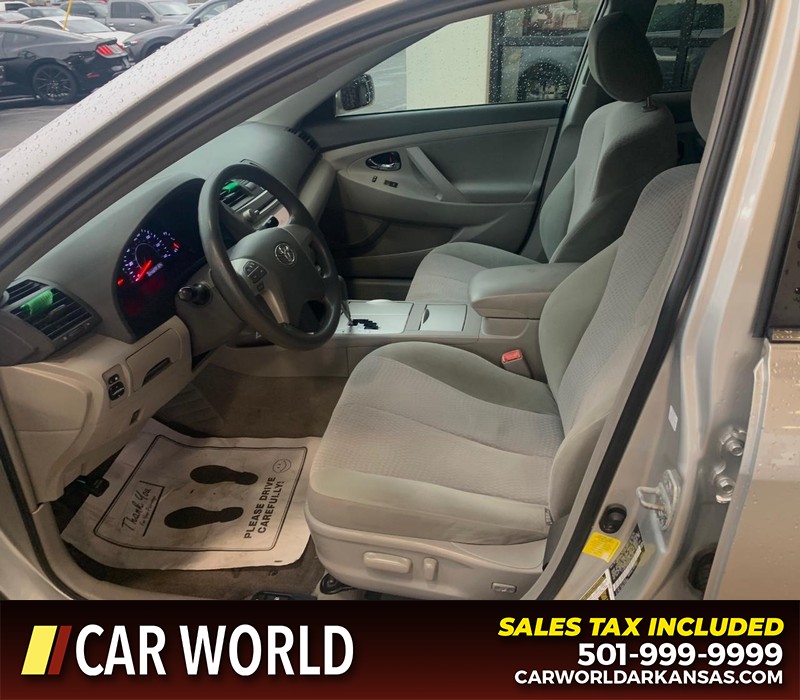 Toyota Camry Vehicle Full-screen Gallery Image 7
