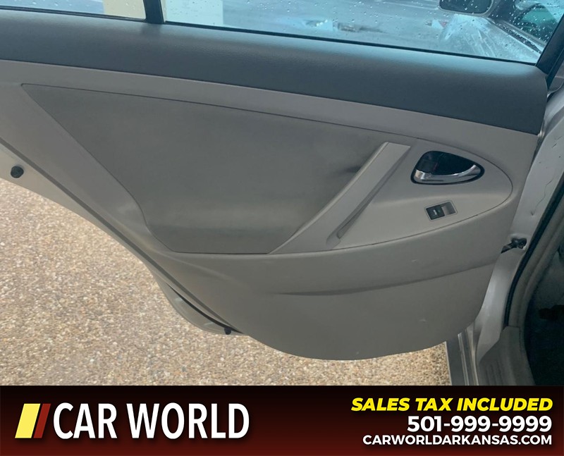 Toyota Camry Vehicle Full-screen Gallery Image 8