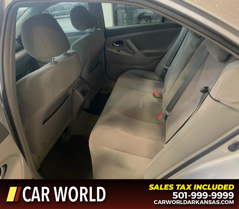 Toyota Camry Vehicle Full-screen Gallery Image 9