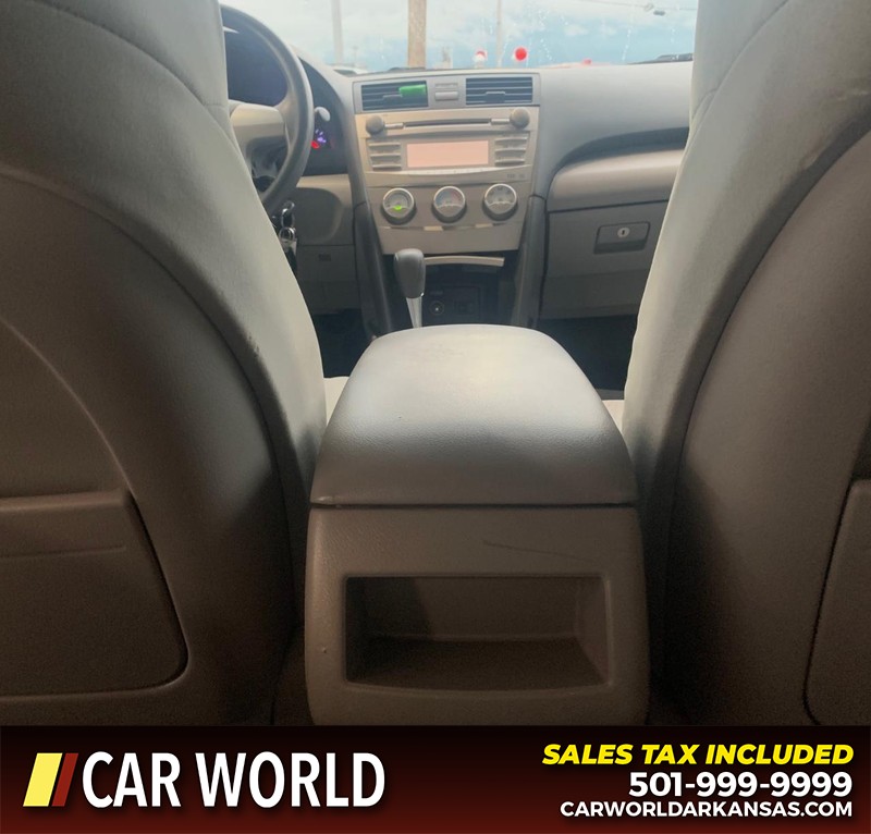 Toyota Camry Vehicle Full-screen Gallery Image 10