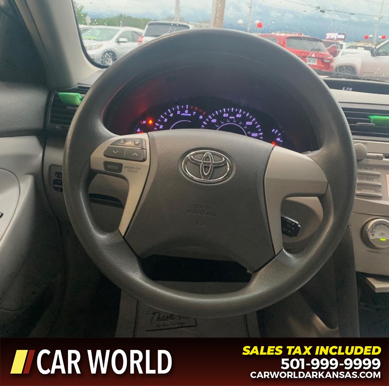 Toyota Camry Vehicle Full-screen Gallery Image 11