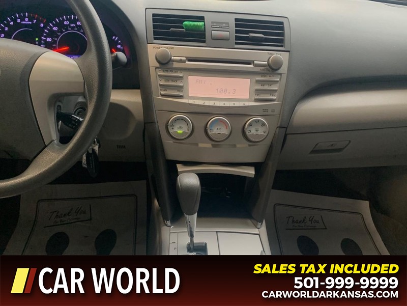 Toyota Camry Vehicle Full-screen Gallery Image 12