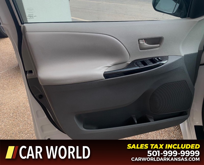 Toyota Sienna Vehicle Full-screen Gallery Image 6