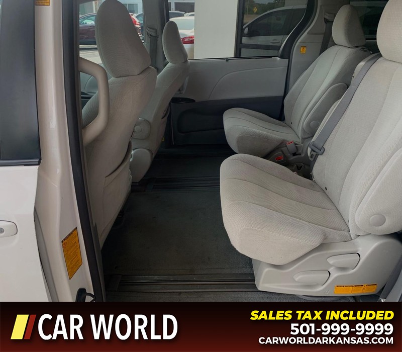 Toyota Sienna Vehicle Full-screen Gallery Image 9