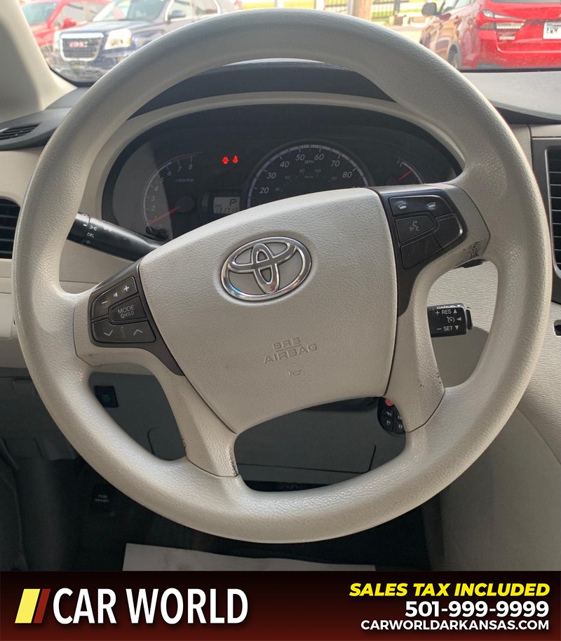 Toyota Sienna Vehicle Full-screen Gallery Image 15