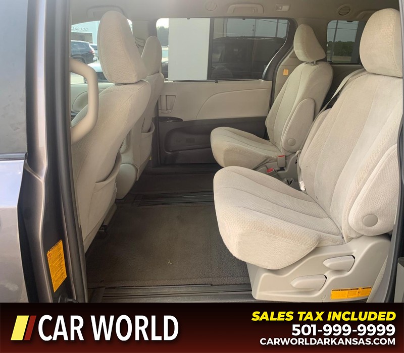 Toyota Sienna Vehicle Full-screen Gallery Image 9