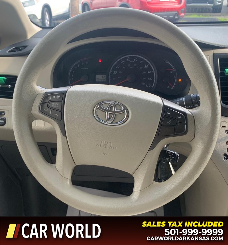 Toyota Sienna Vehicle Full-screen Gallery Image 12