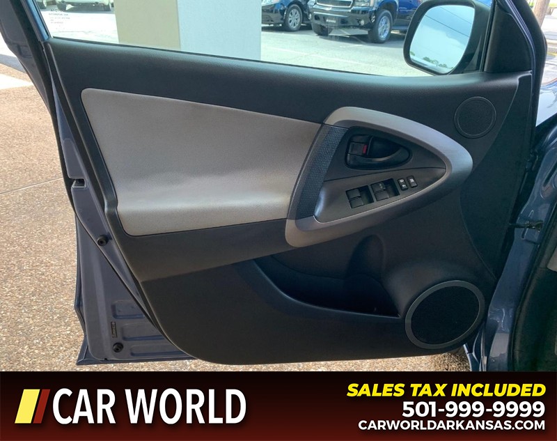 Toyota RAV4 Vehicle Full-screen Gallery Image 6