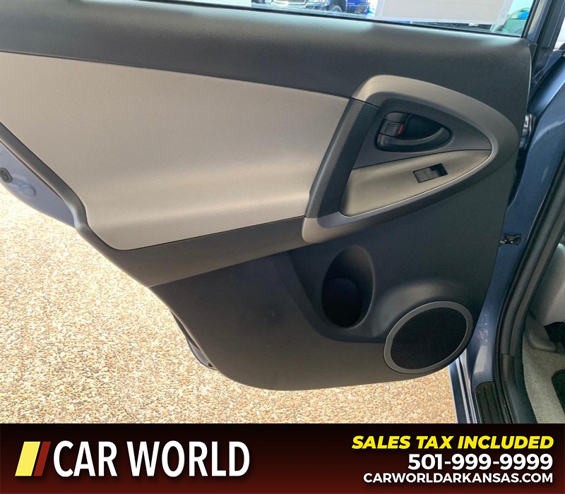 Toyota RAV4 Vehicle Full-screen Gallery Image 16