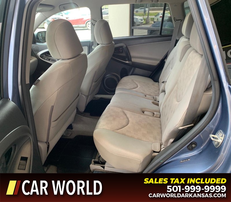 Toyota RAV4 Vehicle Full-screen Gallery Image 17