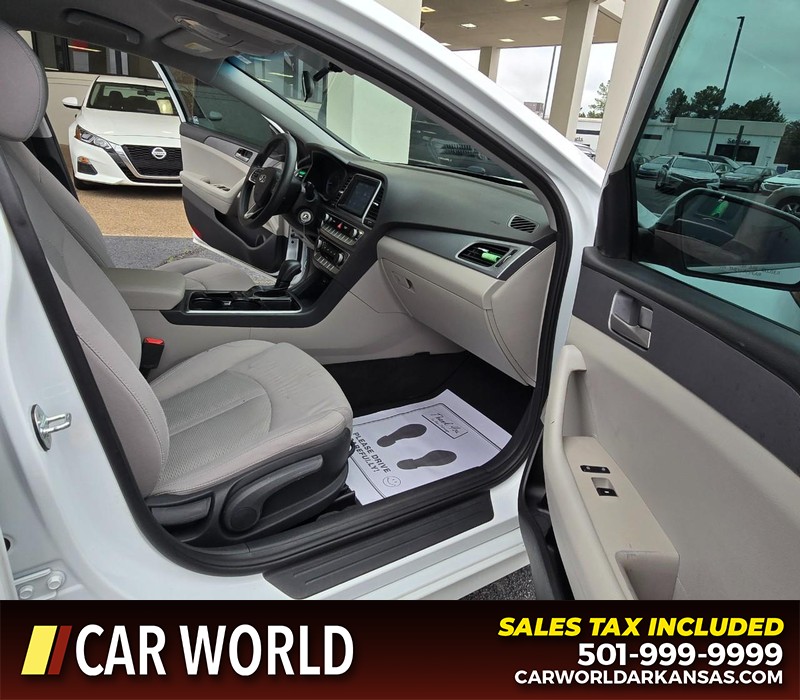Hyundai Sonata Vehicle Full-screen Gallery Image 11