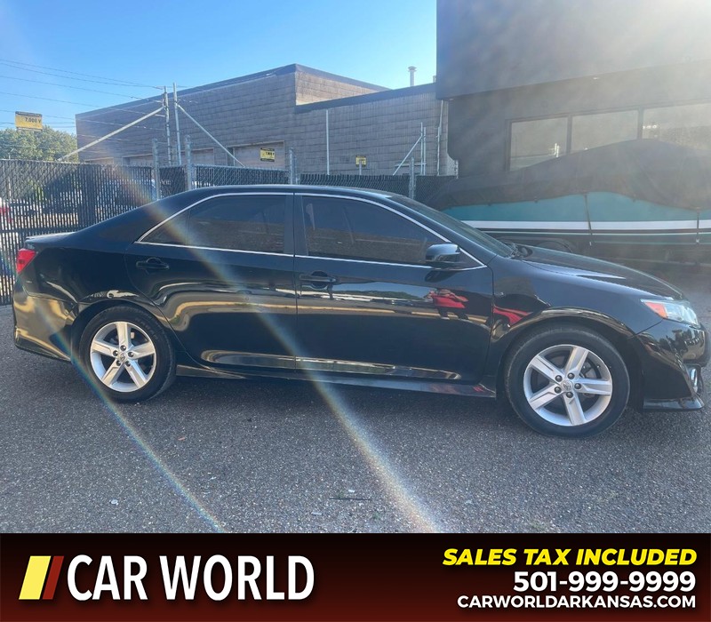 Toyota Camry Vehicle Full-screen Gallery Image 2