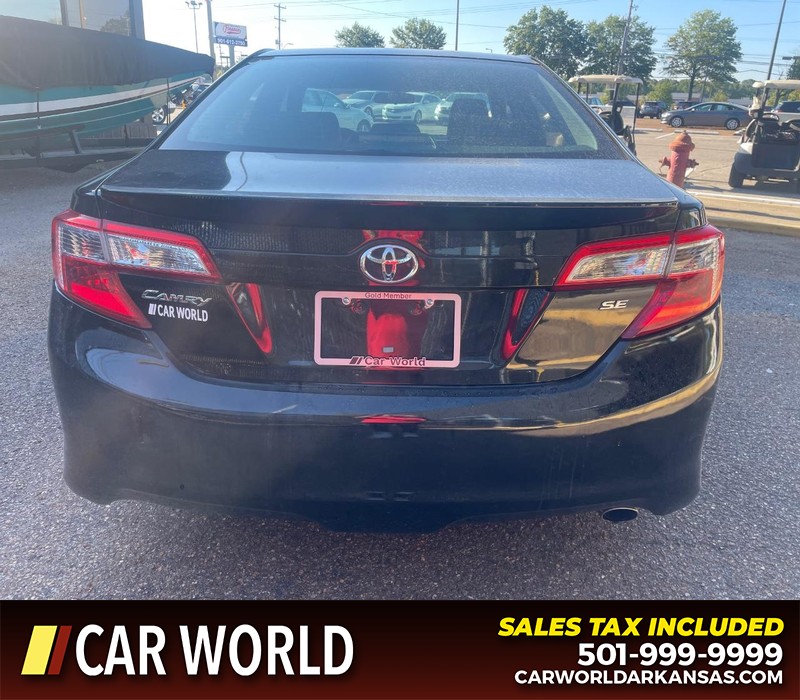 Toyota Camry Vehicle Full-screen Gallery Image 4