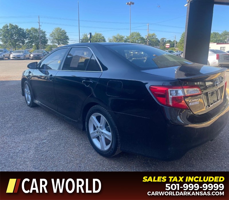 Toyota Camry Vehicle Full-screen Gallery Image 5
