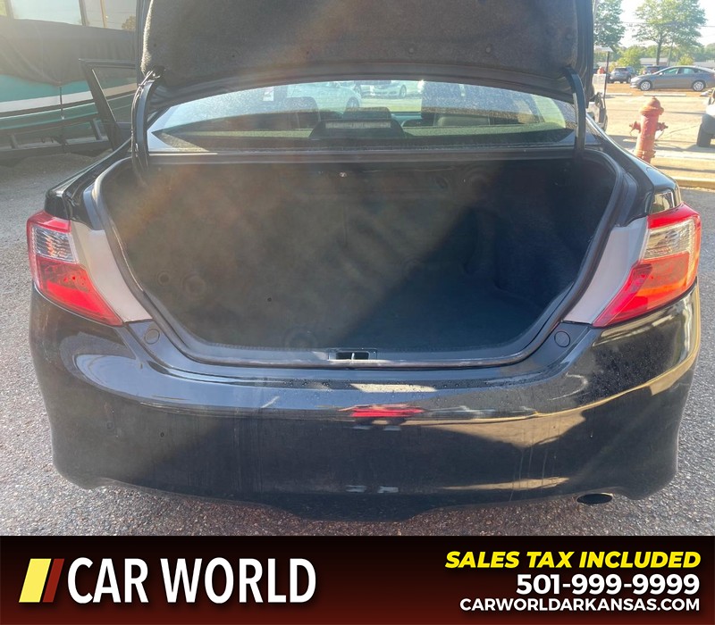 Toyota Camry Vehicle Full-screen Gallery Image 8