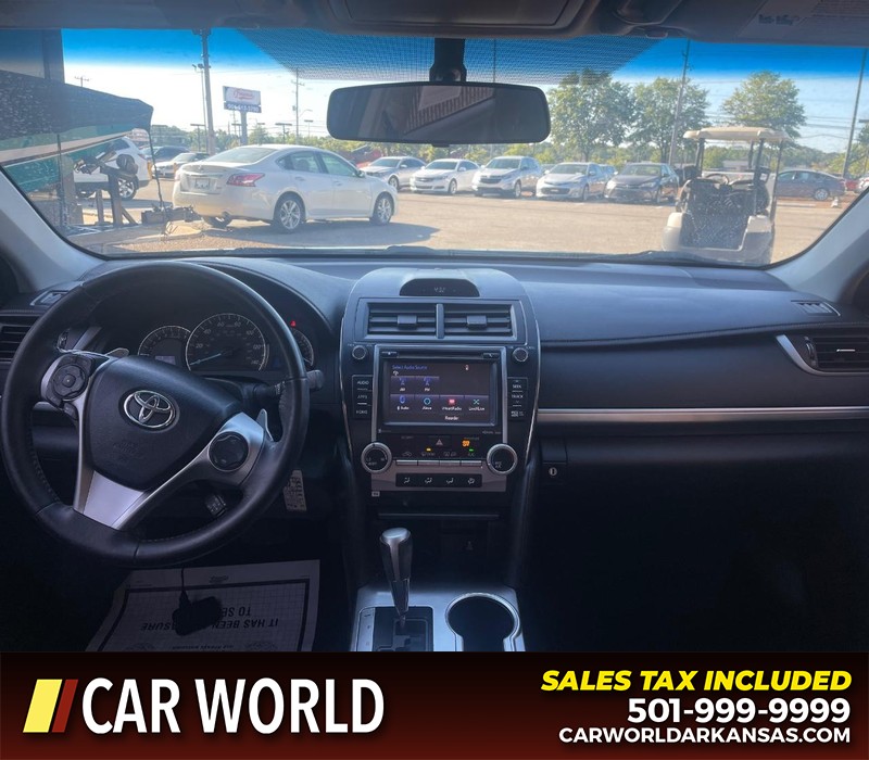 Toyota Camry Vehicle Full-screen Gallery Image 11