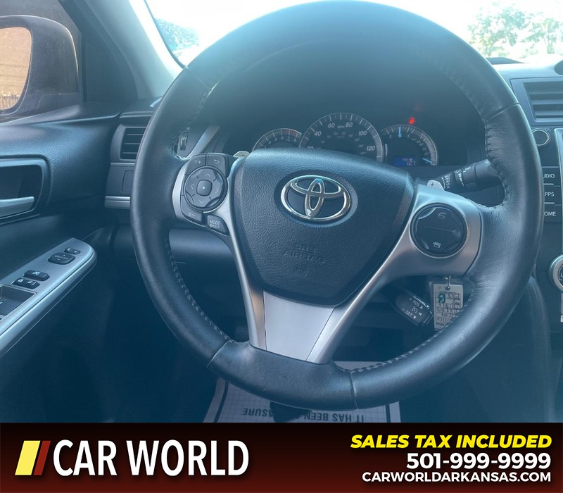 Toyota Camry Vehicle Full-screen Gallery Image 12