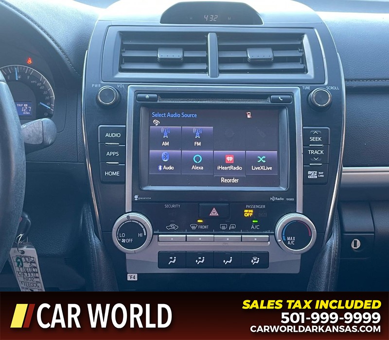 Toyota Camry Vehicle Full-screen Gallery Image 13