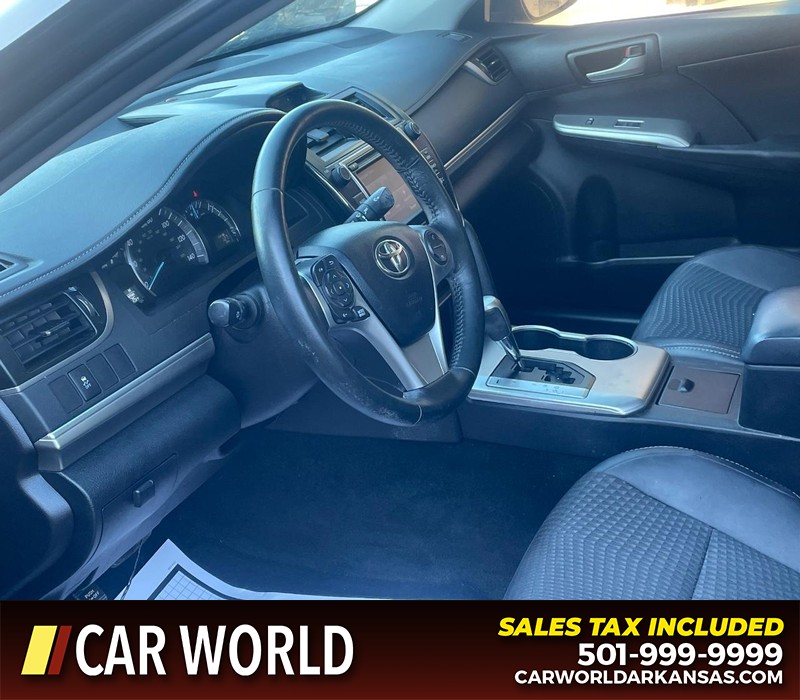 Toyota Camry Vehicle Full-screen Gallery Image 14