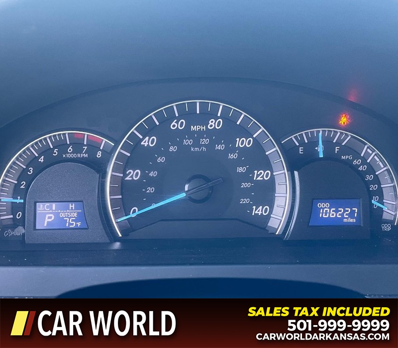 Toyota Camry Vehicle Full-screen Gallery Image 16