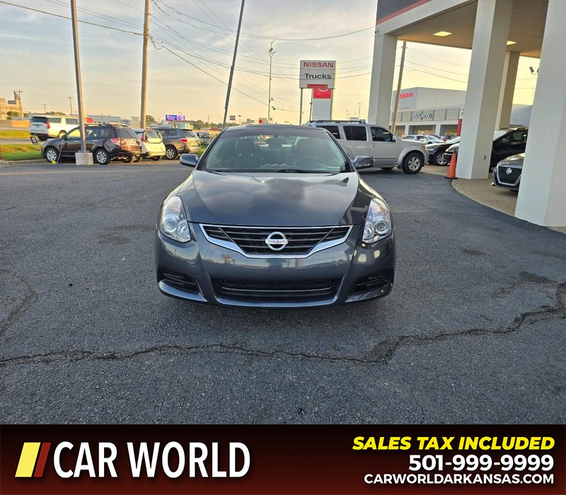 Nissan Altima Vehicle Full-screen Gallery Image 2