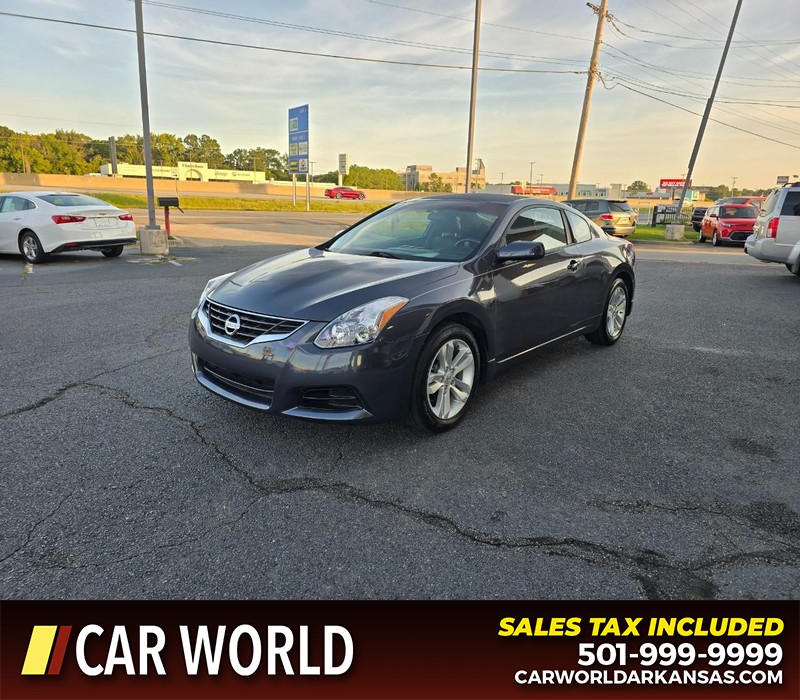 Nissan Altima Vehicle Full-screen Gallery Image 3