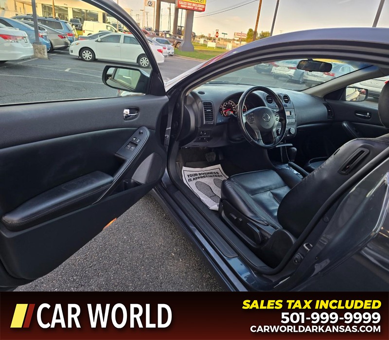 Nissan Altima Vehicle Full-screen Gallery Image 7