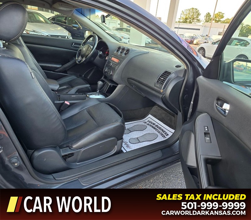 Nissan Altima Vehicle Full-screen Gallery Image 10