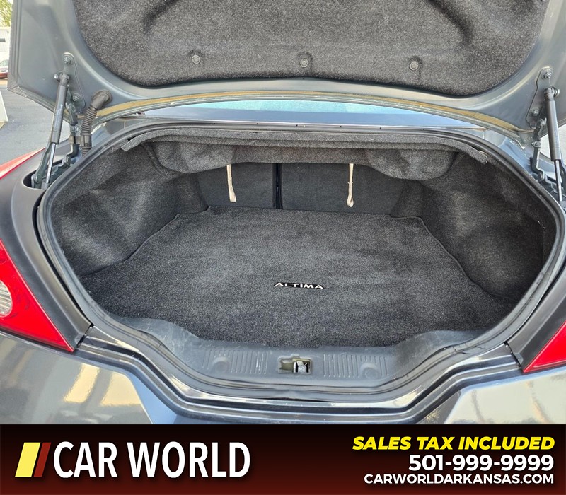 Nissan Altima Vehicle Full-screen Gallery Image 12