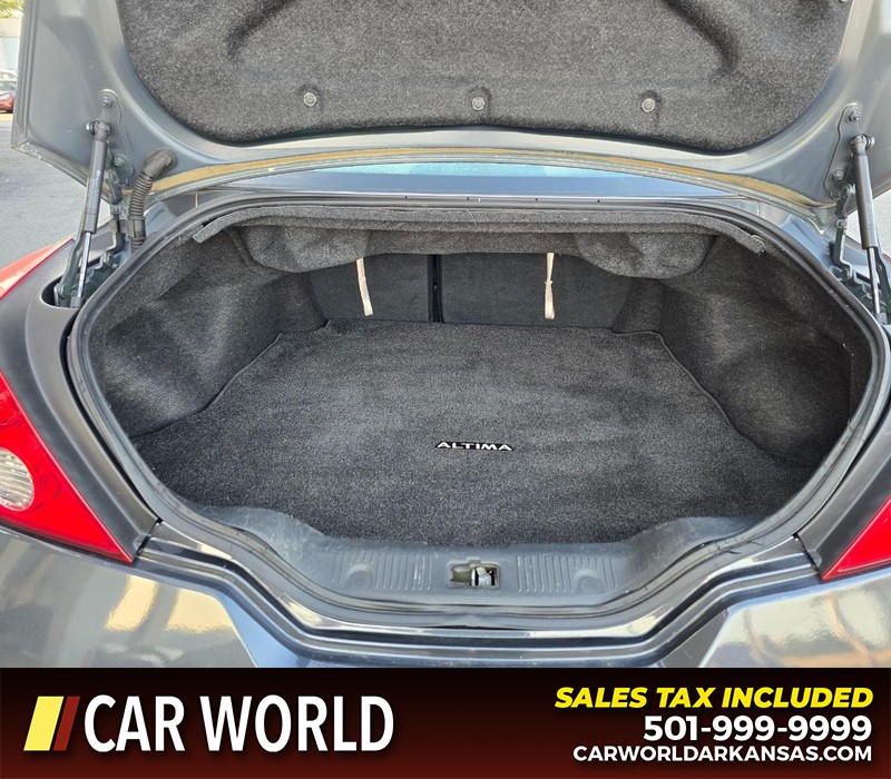 Nissan Altima Vehicle Full-screen Gallery Image 13