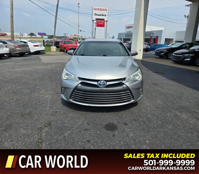 Toyota Camry Hybrid Vehicle Full-screen Gallery Image 2